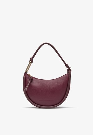 Borsa in pelle bordeaux a forma di mezza luna, con un manico superiore singolo, una leggera texture a grana e hardware in tonalità oro per i dettagli di chiusura.
