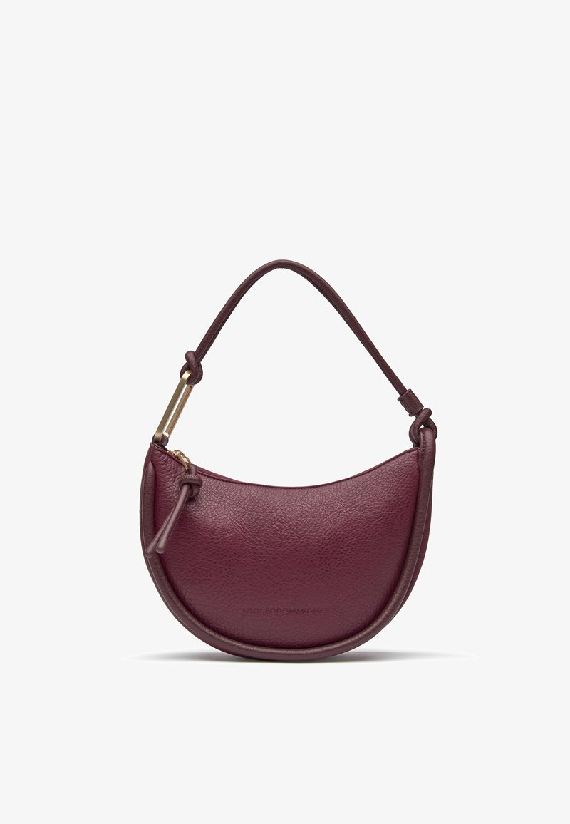 Sac à main en cuir bourgogne avec une forme de demi-lune, une seule poignée supérieure, une texture grainée subtile, et des détails de fermeture en métal doré.
