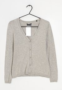 Ljusgrå långärmad knapplistad cardigan med V-ringning, hängande på en svart galge mot en vit bakgrund.