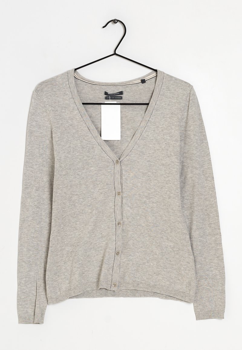 Hellgrauer langärmeliger Cardigan mit Knopfleiste und V-Ausschnitt, auf einem schwarzen Kleiderbügel vor einem weißen Hintergrund präsentiert.