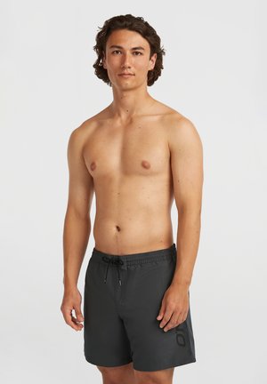 Zwarte zwemshorts met een elastische tailleband en trekkoord, voorzien van een logo op het linkerbeen, gemaakt van lichtgewicht materiaal en met een losse pasvorm.