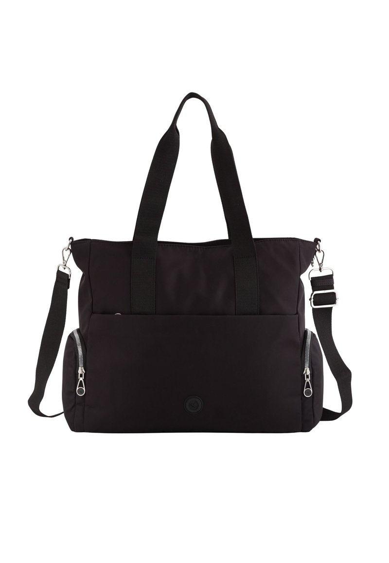 Bolsa de tela negra con dos asas superiores, correa de hombro ajustable, bolsillos laterales con cremallera y un logo circular en la parte frontal.