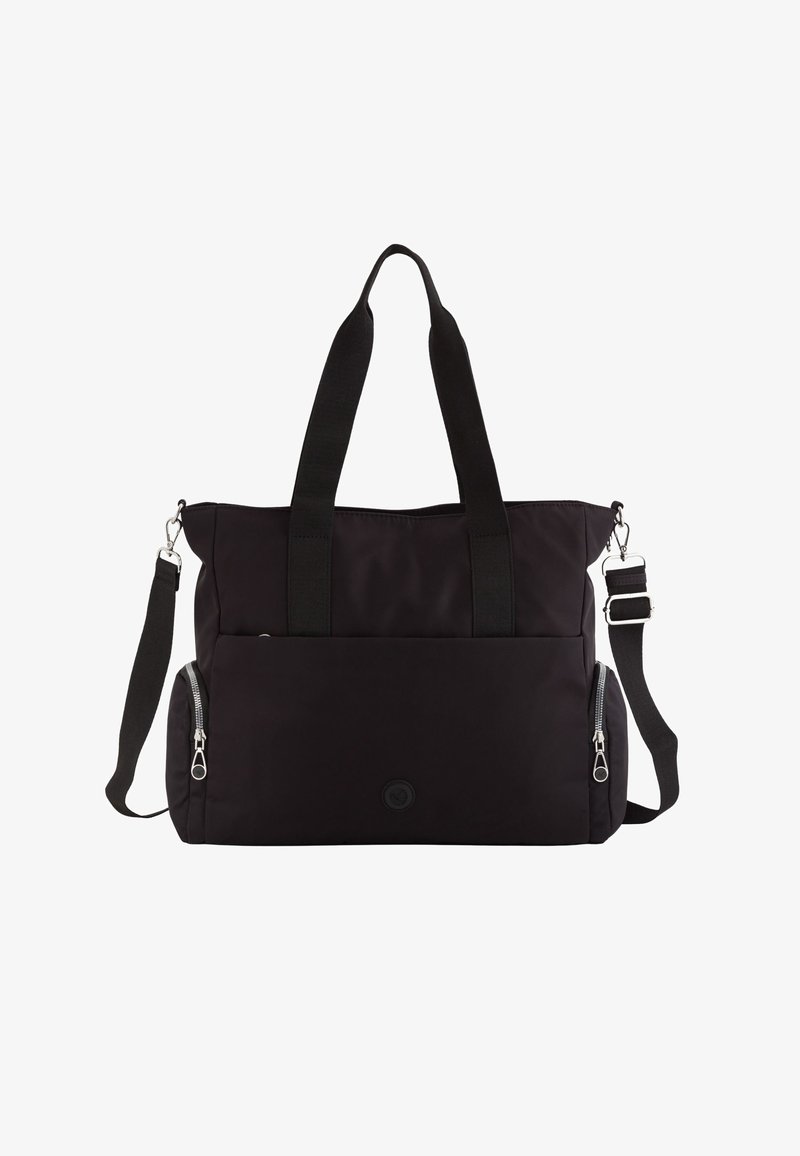 Bolsa de tela negra con dos asas superiores, correa de hombro ajustable, bolsillos laterales con cremallera y un logo circular en la parte frontal.