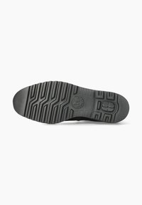 Suela de zapato de goma negra con patrones de tracción en zigzag y rectangulares, logo circular en el centro y área del talón texturizada sobre fondo blanco.