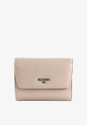 Portefeuille en cuir rose clair avec une bordure cousue, une fermeture à rabat et un détail de logo argenté au centre. Texture lisse, design compact.