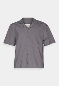 Krátké rukávy šedé košile na knoflíky vyrobené z lehkého materiálu, s límečkem, jednou náprsní kapsou a jemnou texturou.