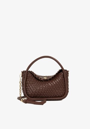 Bruine gevlochten leren handtas met een gebogen silhouet, een handvat aan de bovenkant en een afneembare schouderriem. Gouden hardware accenten.