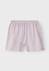 Lichtpaarse shorts van zachte stof, met een herhaald patroon van kleine roze hartjes, en een elastische tailleband voor comfort.