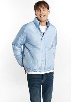 Helle blaue Steppjacke aus glänzendem, glattem Material. Verfügt über einen hohen Kragen, vordere Knöpfe sowie elastische Säume und Ärmel.