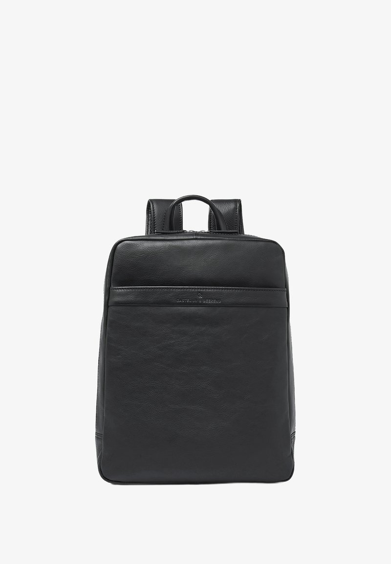 Zwarte leren rugzak met een strak, rechthoekig ontwerp, bovenhandvat en gevoerde schouderbanden. Subtiel geperst logo aan de voorkant.