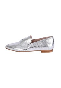 Zilveren loafers met een reptielenpatroon, met een spitse neus, instapontwerp, platte hak en een gladde textuur. Lichtbruine zolen.
