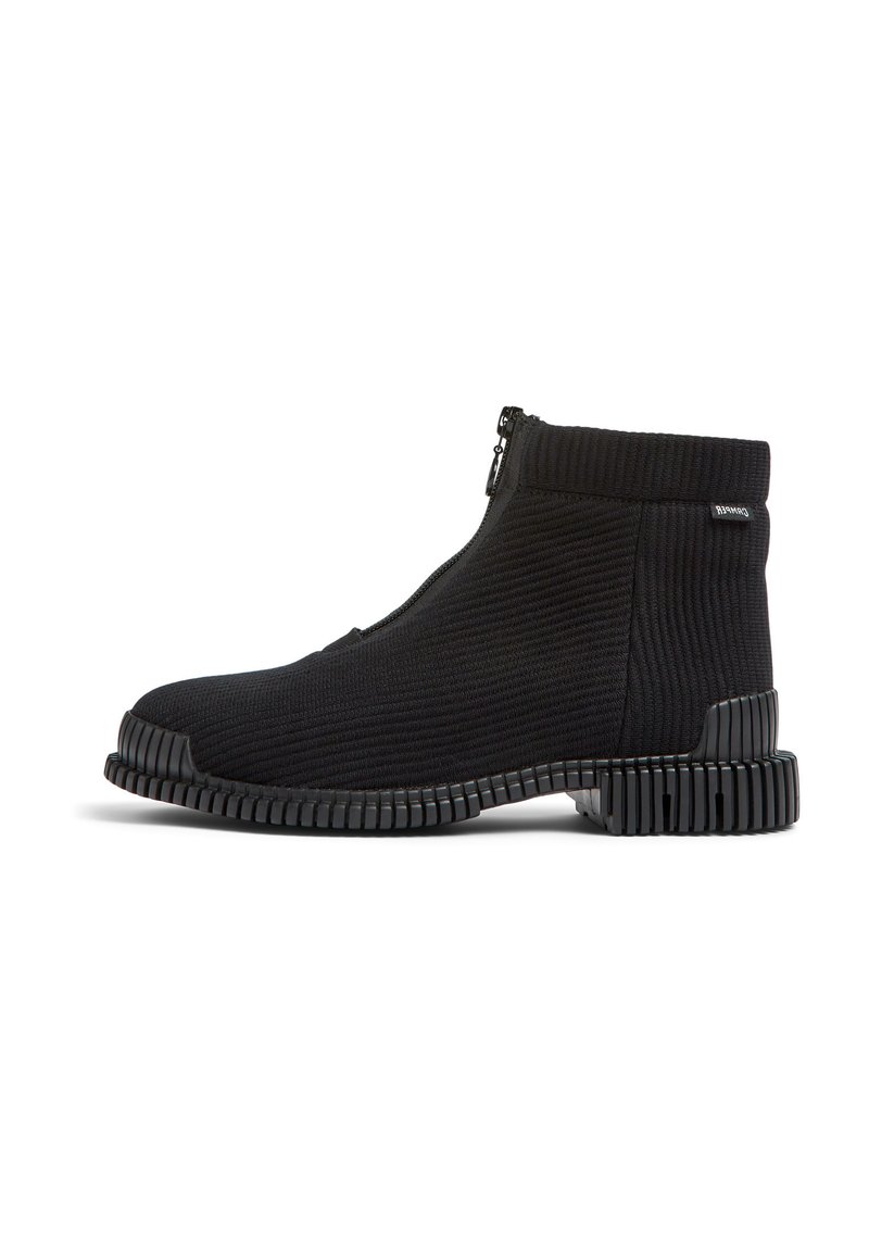 Svarta stickade ankelboots med dragkedjestängning, texturerad ovandel och en räfflad gummisula, vilket betonar en slank och modern design.