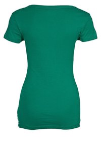 T-shirt verde a maniche corte, realizzato in morbido cotone. Forma aderente con scollatura a girocollo. Texture liscia senza motivi o dettagli visibili.