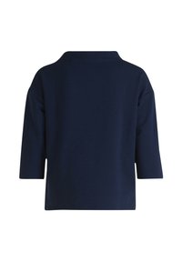 Top azul marino de manga corta con un corte relajado y un escote alto. Textura suave y diseño minimalista, adecuado para un estilo versátil.