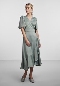 YAS YASTHEA WRAP DRESS - Pidulikud riided - green milieu