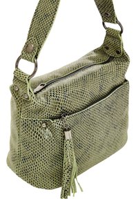 Borsa a spalla in ecopelle di serpente verde con superficie testurizzata, tasca frontale con zip e dettaglio a nappina. Presenta hardware in metallo e una tracolla robusta.