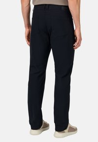 Pantalones negros de un tejido duradero, con un diseño de pierna recta, dos bolsillos traseros y un logotipo sutil en la cinturilla.
