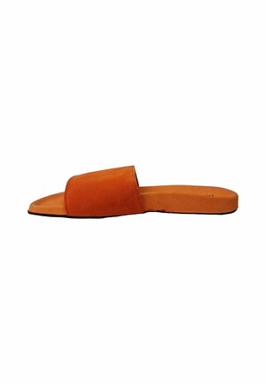Sandalia deslizante de ante naranja con suela plana, puntera abierta y tira ancha. La plantilla es de color marrón claro y ligeramente acolchada.