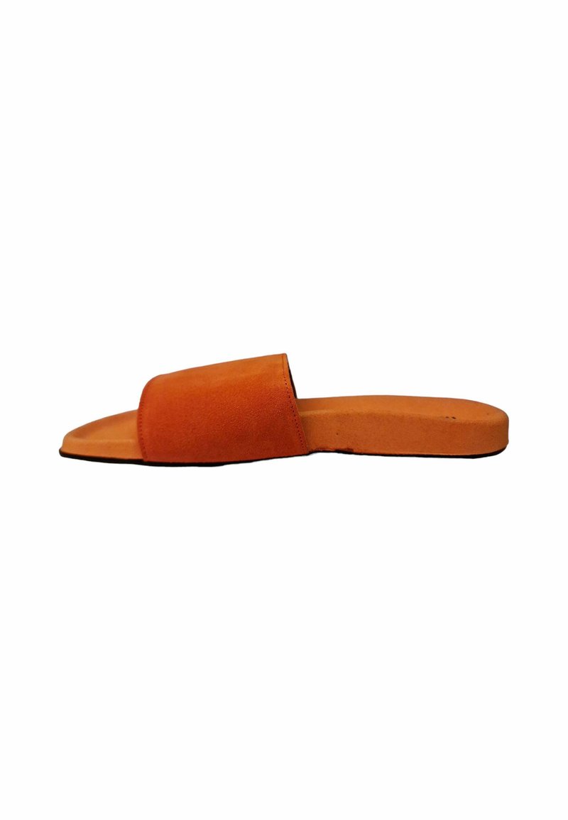 Sandalia deslizante de ante naranja con suela plana, puntera abierta y tira ancha. La plantilla es de color marrón claro y ligeramente acolchada.