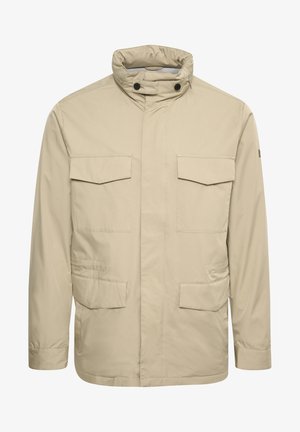 Fekete kabát sima anyagból, magas gallérral, két mellzsebbel és két oldalsó zsebbel; minimális dizájn, látható minták nélkül.