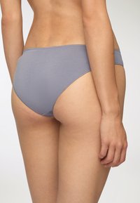 Slip in cotone grigio, morbido al tatto, con design a vita media e uno stile minimalista privo di marchi visibili.