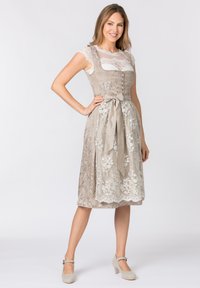 Beige Dirndlkleid mit Spitzenbesatz, floralen Applikationen und Satinbogen, das einen taillierten Oberteil mit Knöpfen und kurzen Ärmeln hat.