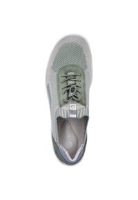 Hellgrüner Mesh-Sneaker mit einer glatten Zehenkappe, elastischen Schnürsenkeln und Gummisohle. Das Design zeichnet sich durch ein strukturiertes Obermaterial und minimalistisches Branding aus.
