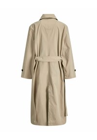 Lange beige trenchcoat met een riem gestrikt aan de achterkant, manchetten met knopen en een kraag, gezien van achteren tegen een witte achtergrond.
