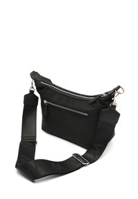 Černá nylonová crossbody taška se zipovými kapsami, nastavitelným popruhem a stříbrnými kovovými detaily. Kompaktní tvar a hladká textura.
