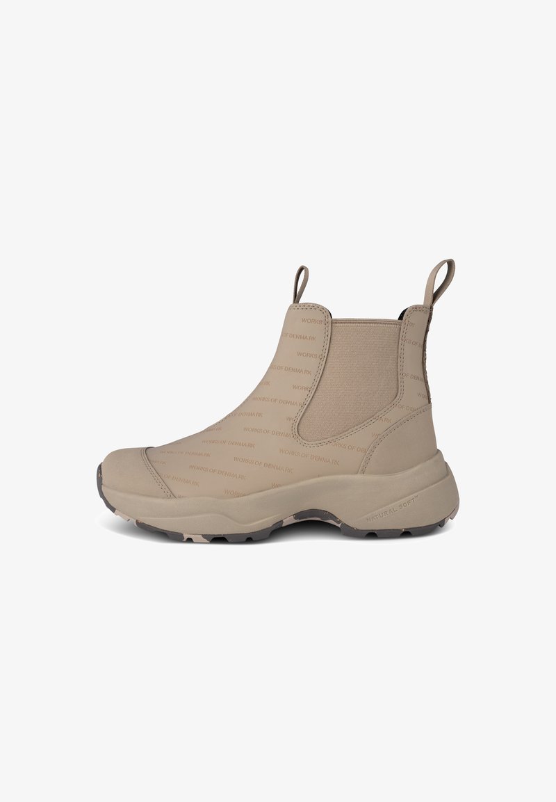 Beżowe botki za kostkę z elastycznymi panelami bocznymi i uchwytami. Teksturowana cholewka z wzorem "WORKS OF DENMARK". Gruba gumowa podeszwa z przyczepnością.
