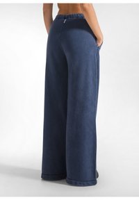 Breda ben navy sweatpants med en mjuk textur, elastisk midja och sidofickor. Designade för komfort och en avslappnad passform.
