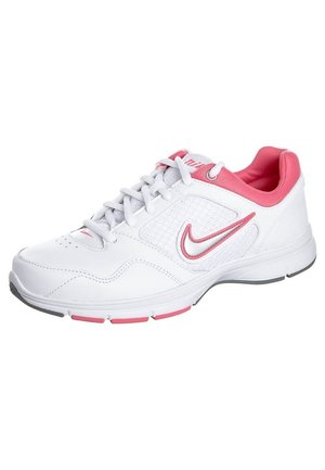 Chaussure de sport Nike blanche et rose avec lacets, col rembourré et bout perforé pour la ventilation, inclinée pour montrer le côté extérieur et la semelle.