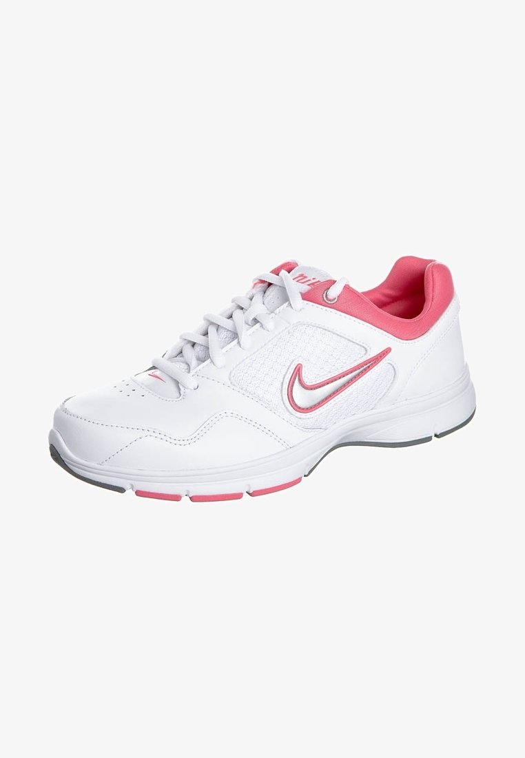 Chaussure de sport Nike blanche et rose avec lacets, col rembourré et bout perforé pour la ventilation, inclinée pour montrer le côté extérieur et la semelle.