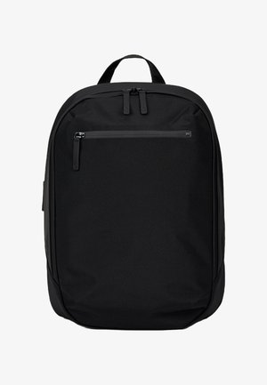 Zwarte rugzak gemaakt van duurzame stof, met een hoofdcompartiment met een dubbele rits, een voorvak met rits en een bovenhandvat.