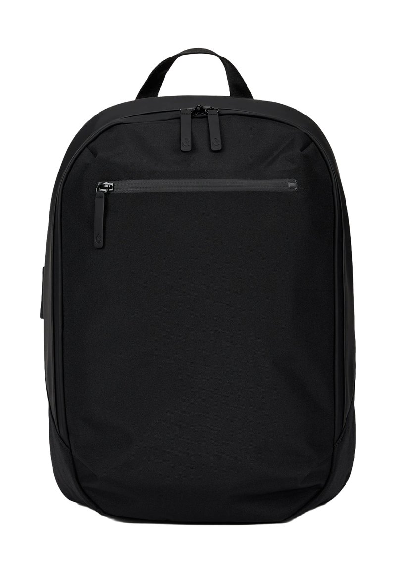 Zwarte rugzak gemaakt van duurzame stof, met een hoofdcompartiment met een dubbele rits, een voorvak met rits en een bovenhandvat.