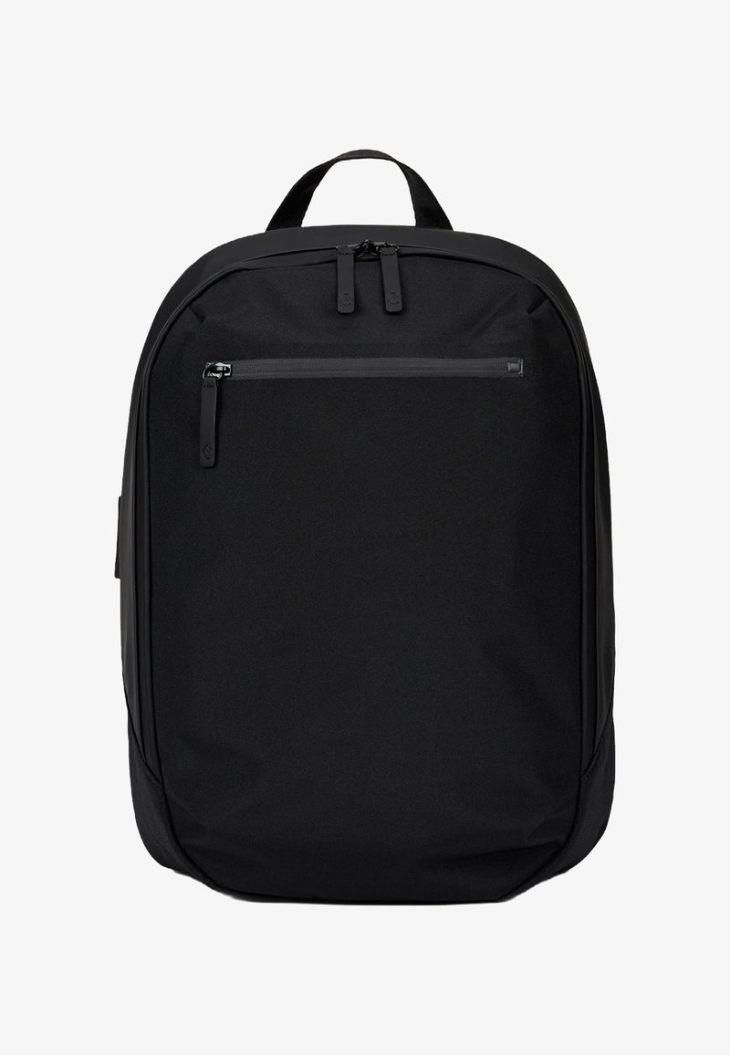 Zwarte rugzak gemaakt van duurzame stof, met een hoofdcompartiment met een dubbele rits, een voorvak met rits en een bovenhandvat.