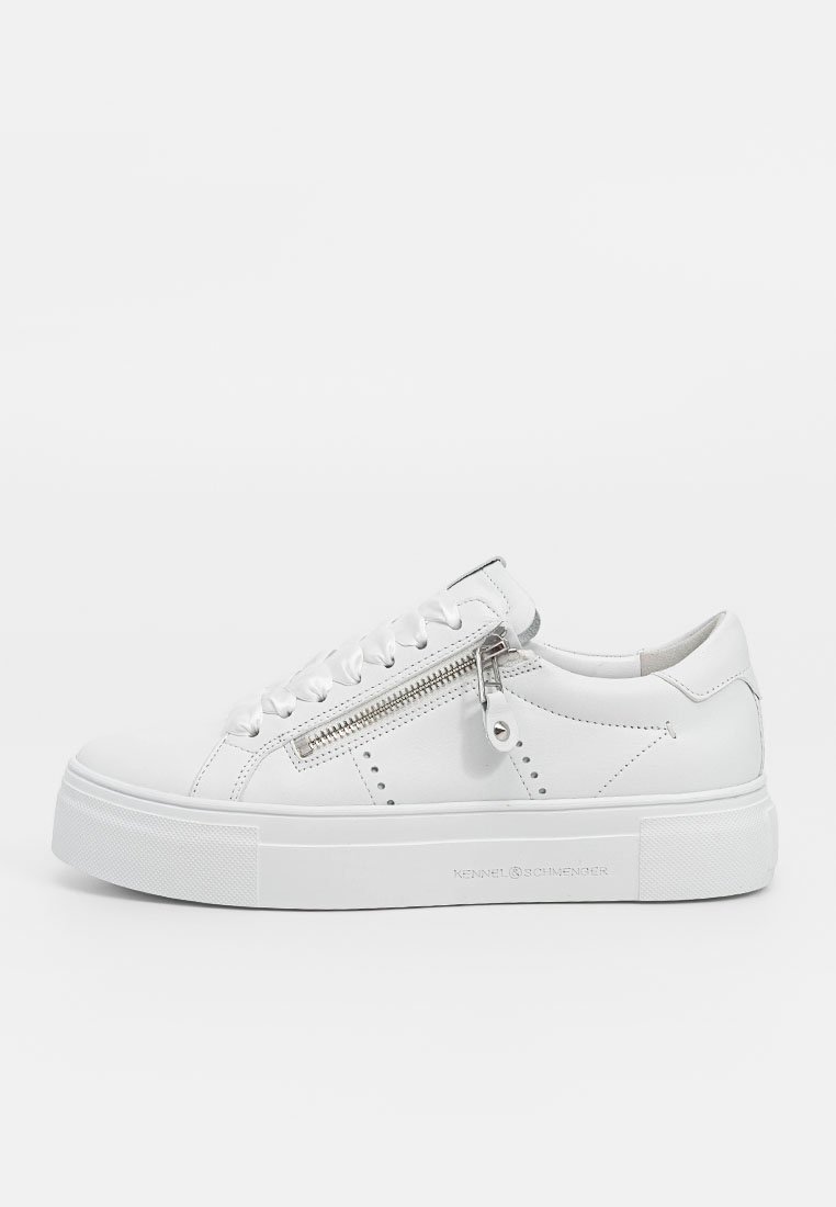 Weiße Sneakers mit Reißverschlussdetail, Obermaterial aus Leder, runde Zehenpartie, flache Plateausohle, durchbrochene Akzente und Logo an der Seite.