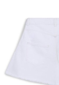 Jupe en denim blanc de forme évasée, avec un ourlet effiloché et une seule poche arrière. Comprend des passants de ceinture et une texture lisse.