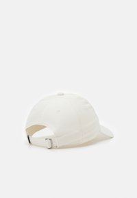 Cappellino da baseball in cotone bianco con visiera curva, cinturino regolabile e gancio in metallo sul retro; superficie liscia senza motivi visibili.