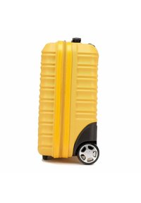 Valigia rigida gialla con texture a righe, chiusura a doppia cerniera e base nera. Presenta una sola ruota per la mobilità.
