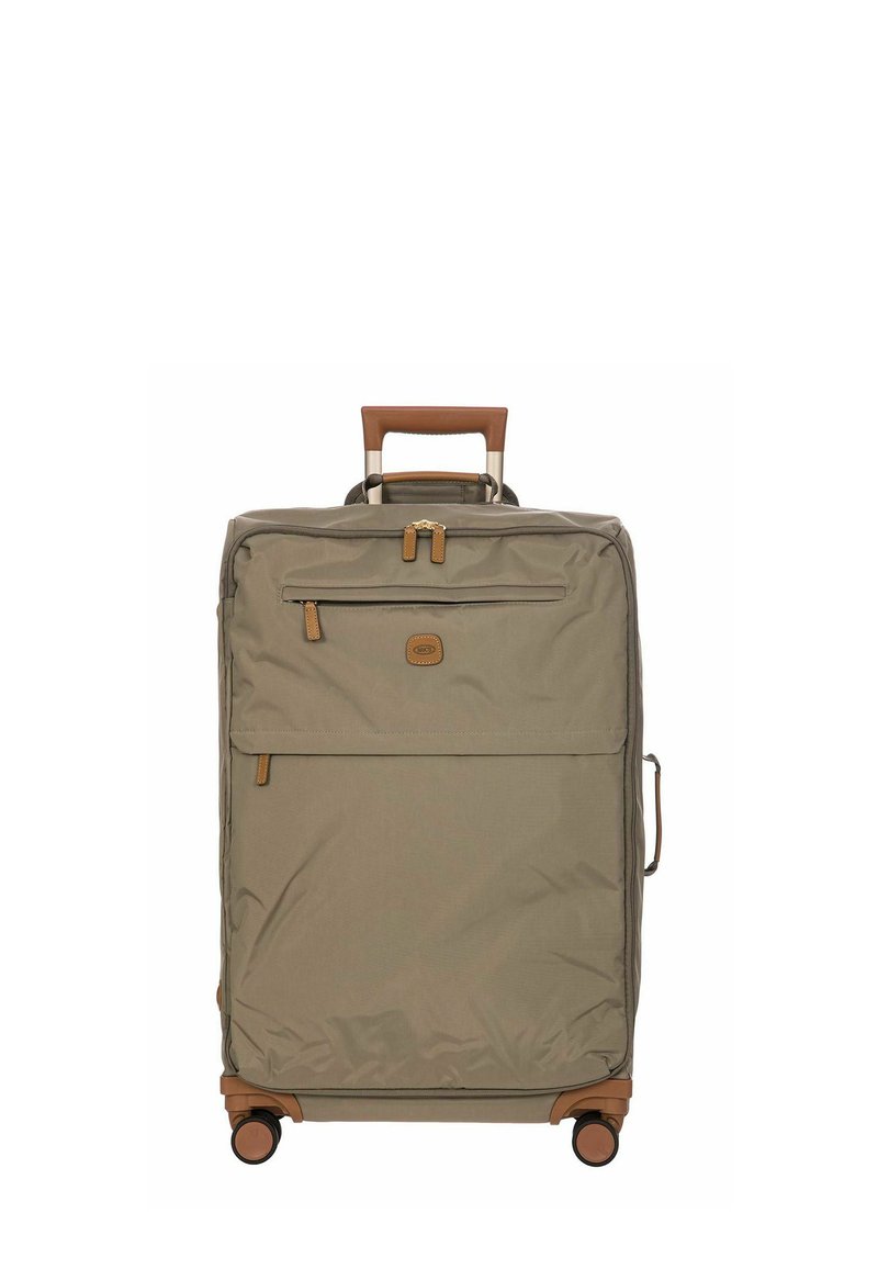 Valise en tissu gris à forme rectangulaire, avec des accents en cuir, une poignée rétractable et quatre roues pour la mobilité. Poche zippée à l'avant visible.