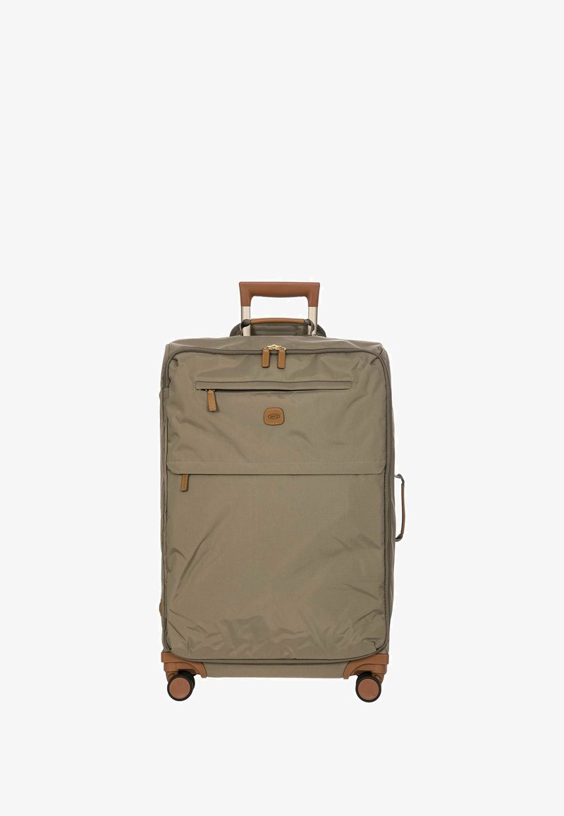 Valise en tissu gris à forme rectangulaire, avec des accents en cuir, une poignée rétractable et quatre roues pour la mobilité. Poche zippée à l'avant visible.