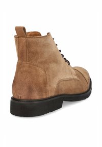 Brązowe zamszowe botki za kostkę o gładkim wykończeniu, z wiązaniem i czarną gumową podeszwą. Posiadają wyściółkę z miękką podszewką oraz uchwyt z tyłu.