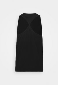 Svart ärmlös klänning med en utskärning på baksidan, tillverkad av mjukt tyg. Har en avslappnad passform och en förlängd nedre fåll.