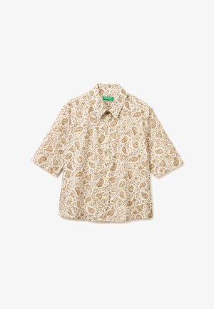 Beżowa koszula z krótkim rękawem, zapinana na guziki, z brązowym wzorem paisley i rozłożonym kołnierzem, ułożona na białym tle.