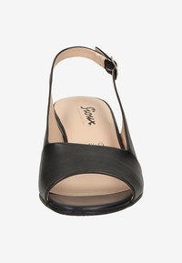 Schwarze Lederhochzehen-Sandalette mit offenem Zeh, verstellbarem Knöchelriemen und einem hellen Fußbett. Glatte Textur, modernes Design.