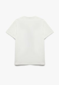 Camiseta de manga corta con cuello redondo en algodón blanco liso. Textura suave, sin logotipos ni patrones visibles, diseño simple y clásico.