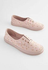 Lyserøde canvas sneakers med gyldne sommerfuglemønstre, der har en rund tå, gummisål og metaløjer til snørebånd.