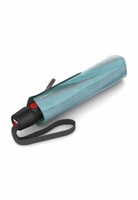 Umbrella compacto con una funda texturizada de color azul claro, forma cilíndrica, mango negro con un botón rojo y una correa de muñeca gris.
