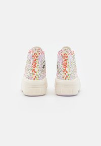 Wysokie trampki z płótna mają kwiatowy wzór w pastelowych kolorach, białą gumową podeszwę i naszywkę z logo z boku.